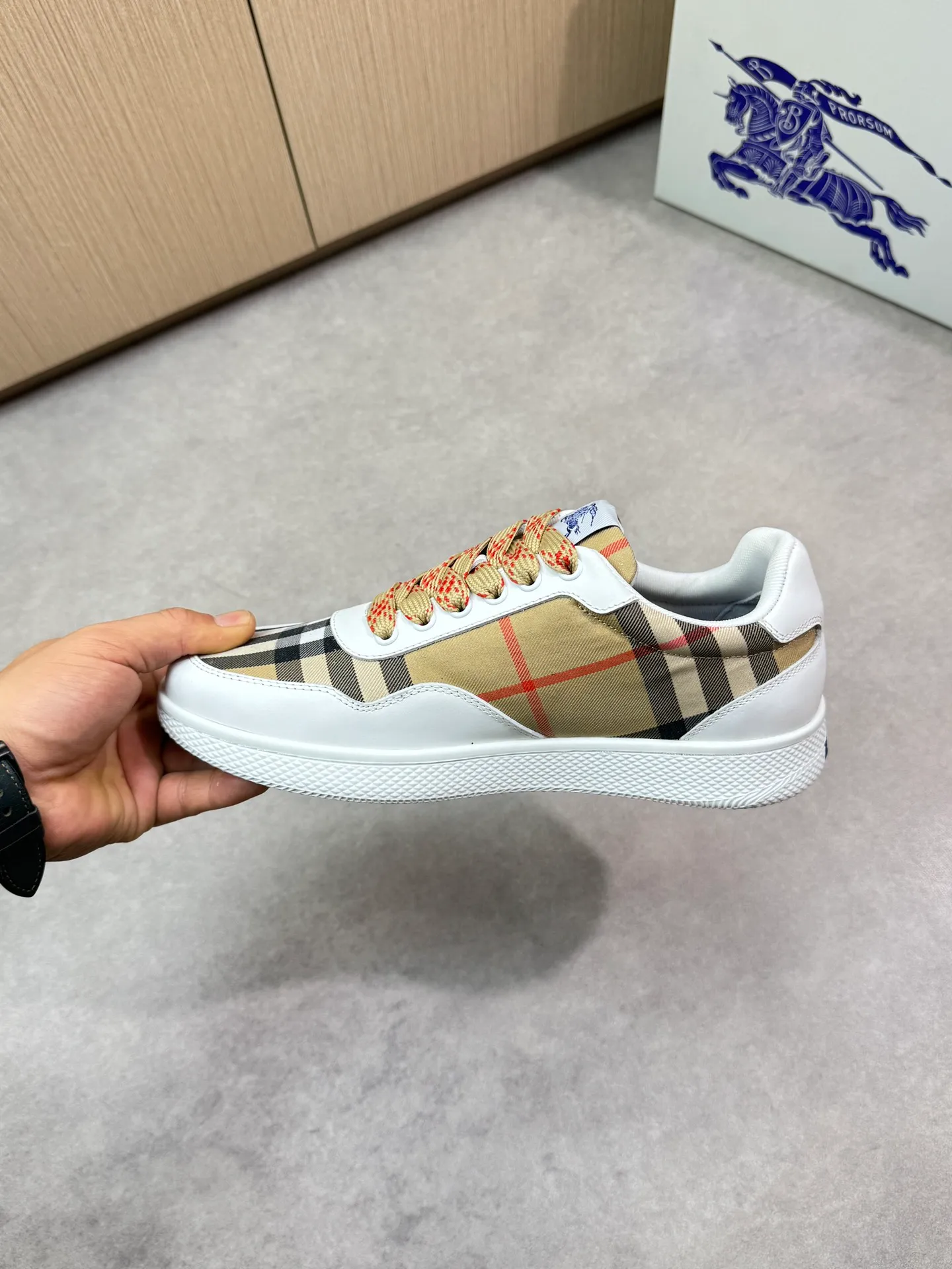 P400 [BURBERRY] Burberry casual sports sneakers - Upper: imported 🔝 Napa calfskin, brand totem cloth, tongue brand cloth label - Lining: brand canvas, foot pad; water-dyed cowhide - Outsole: ultra-light TPR rubber; two-color molded outsole - Super high quality control, fine workmanship: highlighted (high-end, luxury, grade) -Size : 38-44 (Male 45, can be customized)·BBR0372